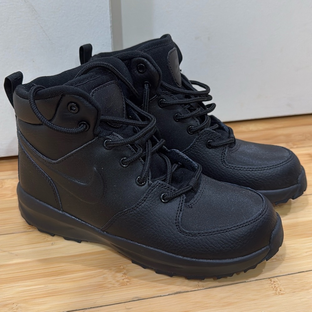 Black Nike Boots Size 3Y